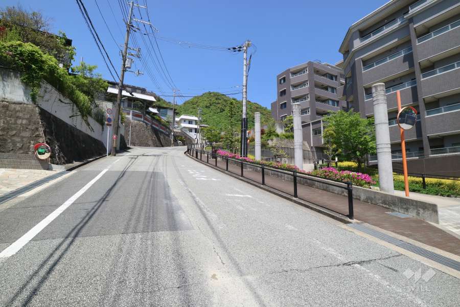 敷地西側の前面道路