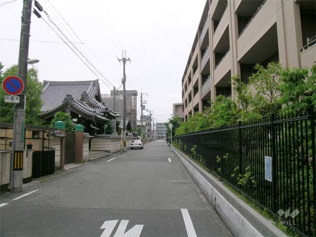 敷地南側の道路。周辺は区画の整った住宅地です。