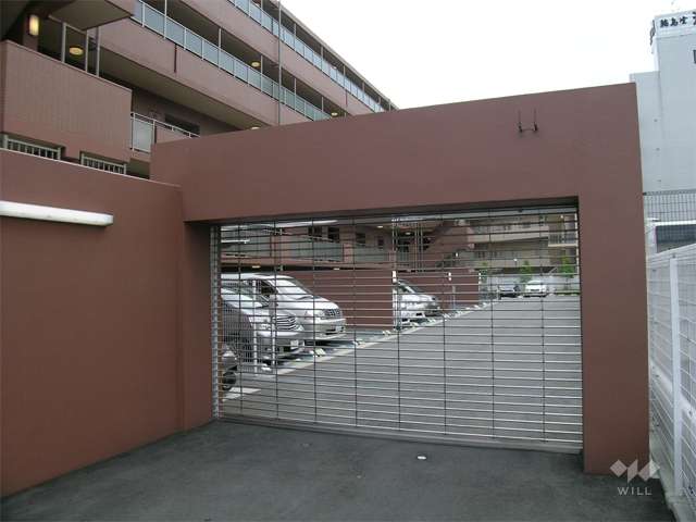 ロボットゲート付きの敷地内駐車場