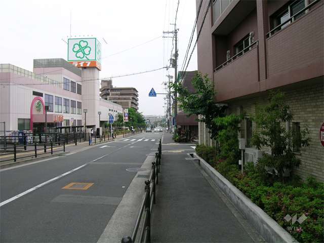 すぐ向かい側にライフがあります。