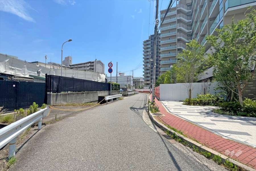 敷地東側の前面道路（北側から）