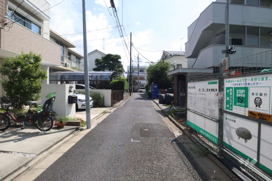 敷地北側の前面道路(西側から)
