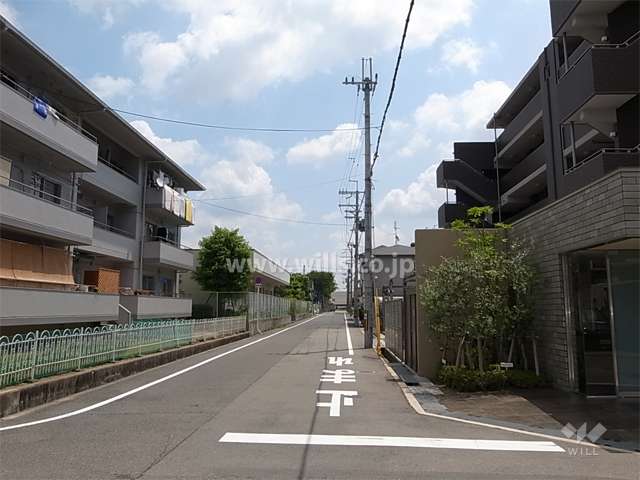 周辺は区画の整った静かな住宅地です。