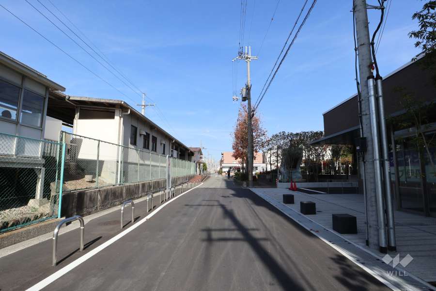 敷地西側の前面道路（南側から）