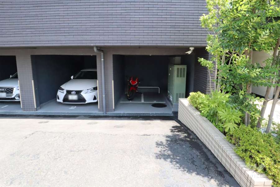 敷地内駐車場（屋内平面式）とバイク置場　