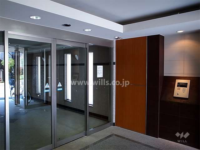 エントランスはオートロック付きです。