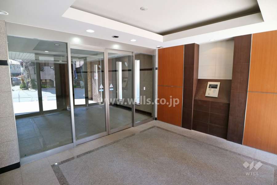 エントランスはオートロック付きです。