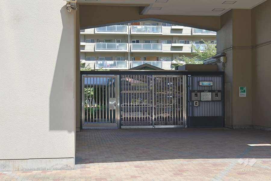 エントランスはオートロック付きです。