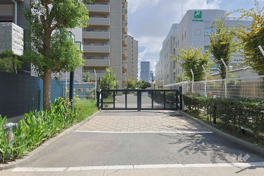 駐車場出入り口（ゲート付き）