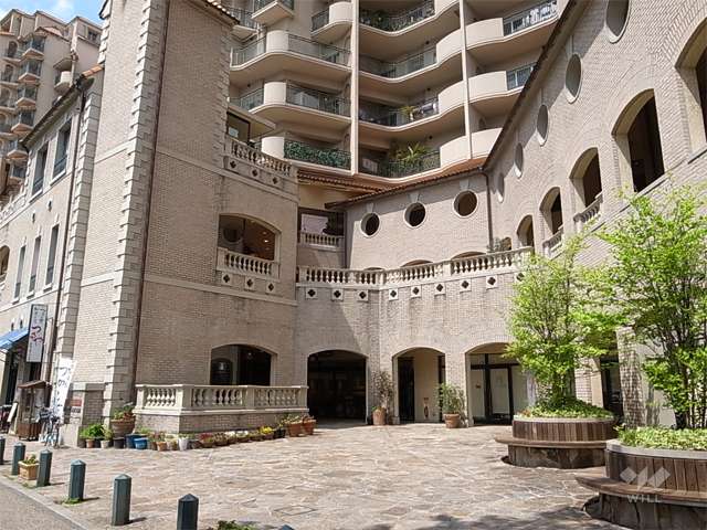 建物の低層階には店舗が入っています。