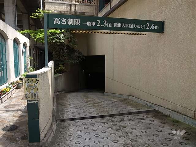 敷地内駐車場へのアプローチ