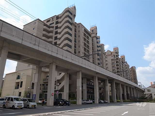 敷地の北側には阪急今津線の高架橋があります。