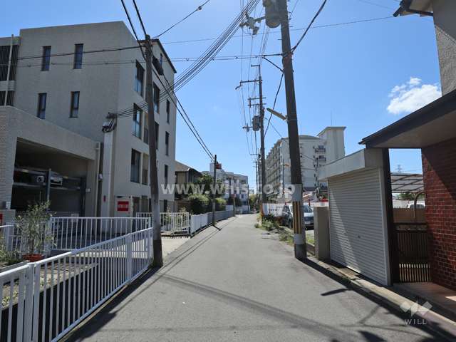 敷地西側の前面道路（北側から）