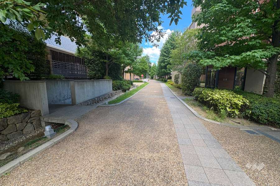 駐輪場の入り口とエントランスの位置関係