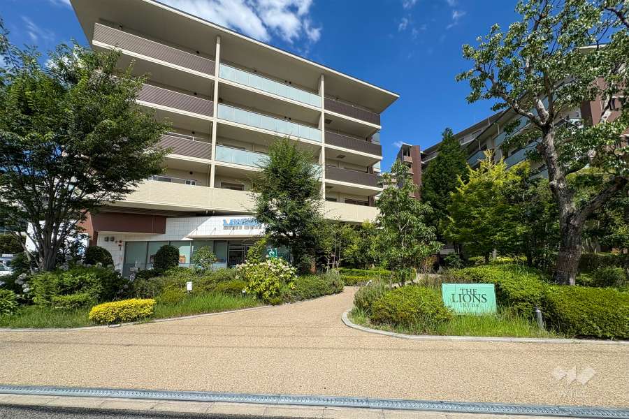 敷地内コンビニと銘板