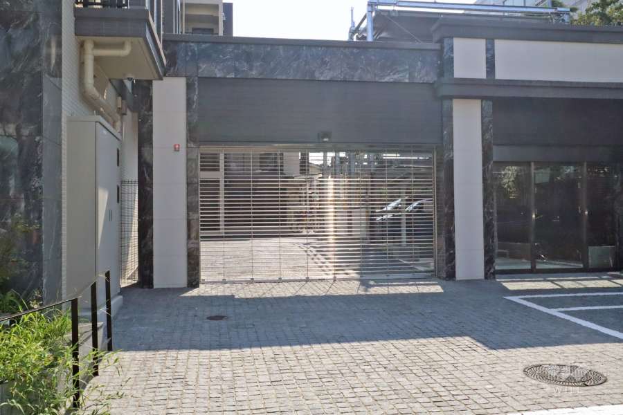敷地内駐車場（屋外機械式）の出入り口（シャッター付き）