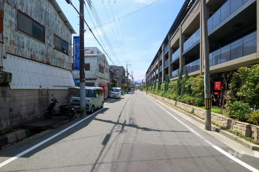 敷地南側の前面道路（東側から）