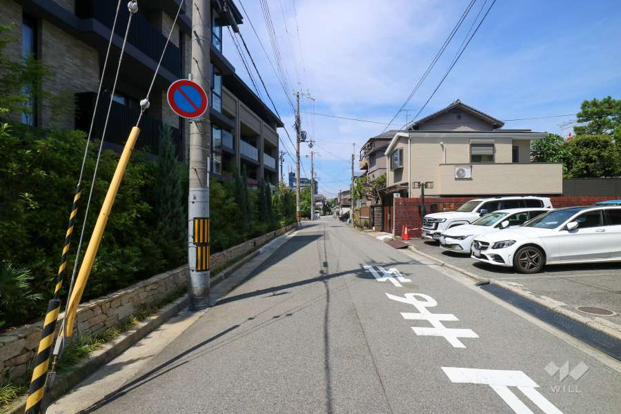 敷地東側の前面道路（南側から）
