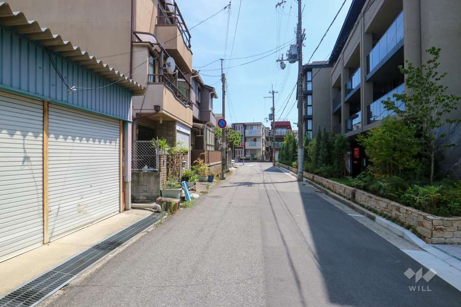 敷地東側の前面道路（北側から）