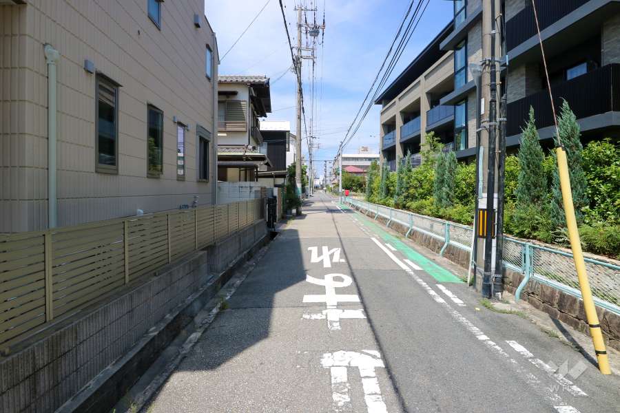 敷地西側の前面道路（南側から）