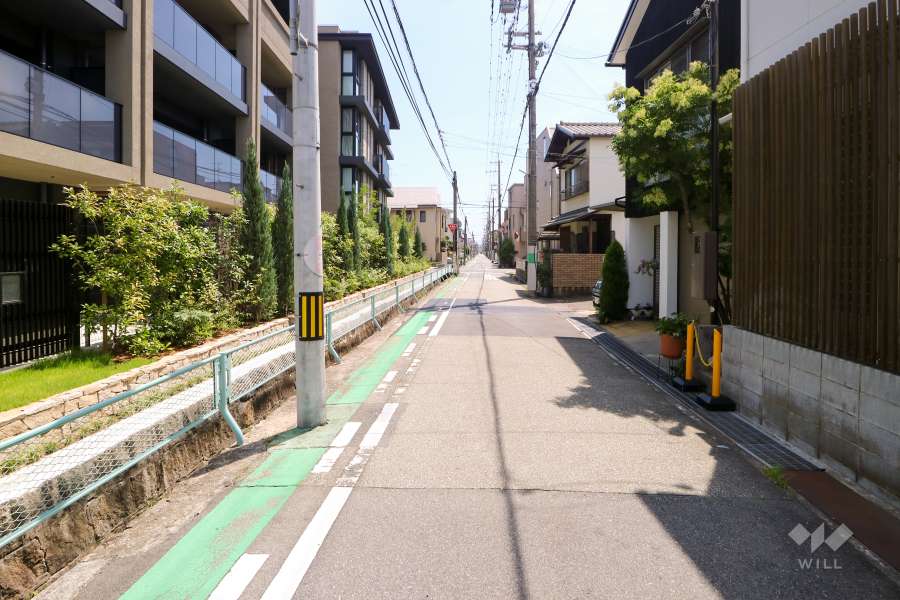 敷地西側の前面道路。北側から撮影。