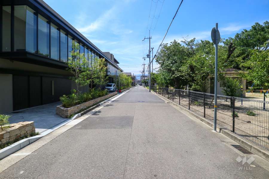 敷地北側の前面道路（東側から）