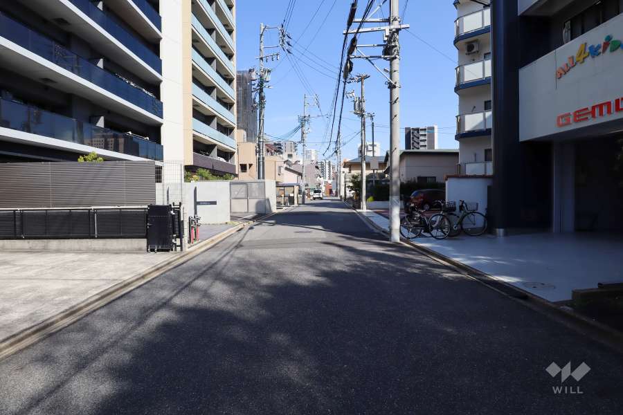 敷地南側の前面道路（西側から）