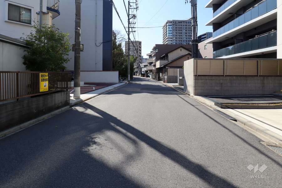 敷地南側の前面道路（東側から）