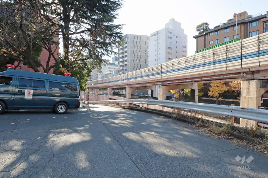 西側の前面道路(北方向から)