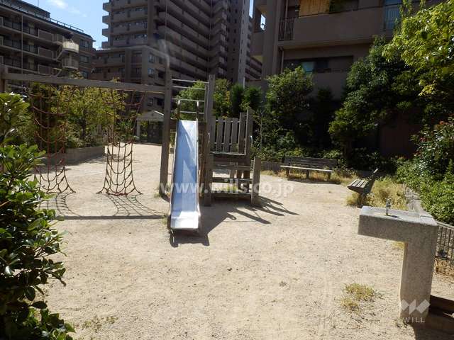 敷地に隣接する小さな公園