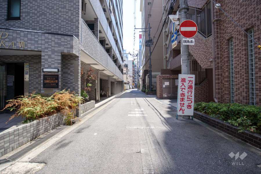 敷地西側の前面道路（北側から）