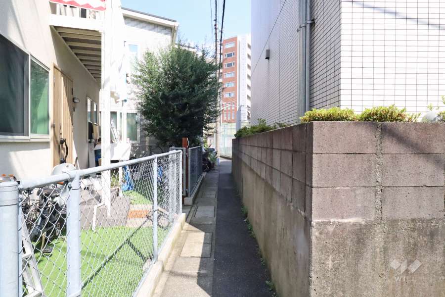 敷地北東側の前面道路　