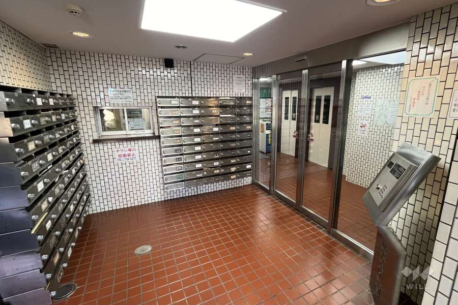 エントランスホールと共用ポスト