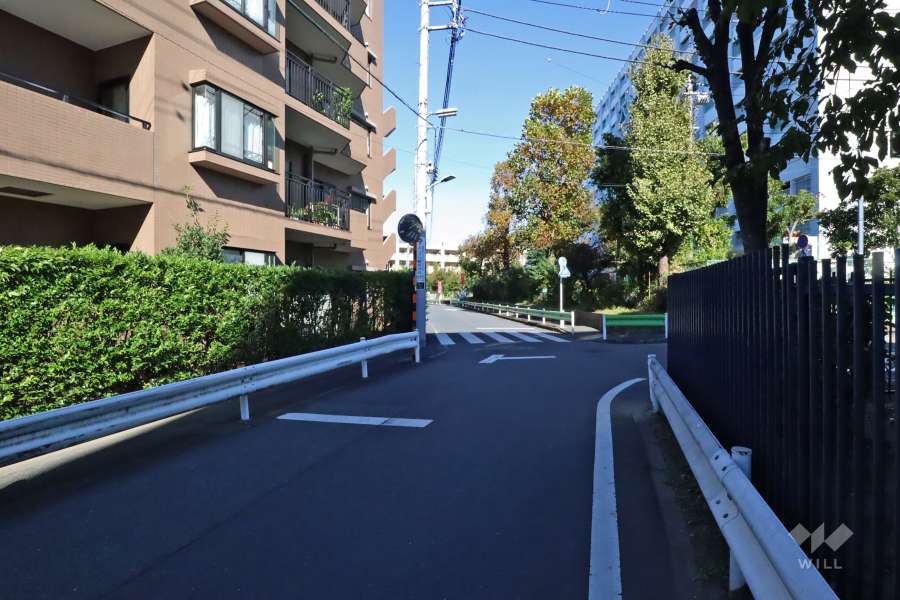 敷地南東側の前面道路