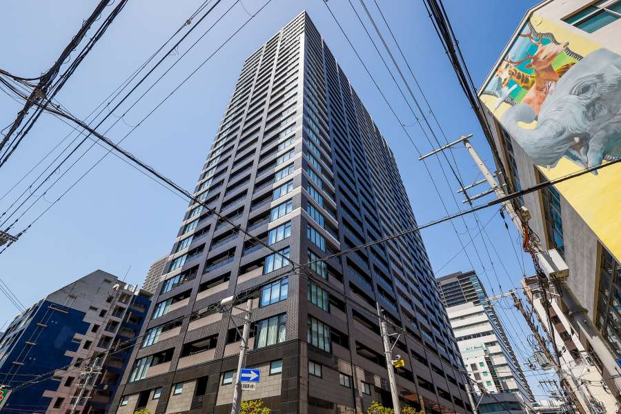プレサンスレジェンド堺筋本町タワーの外観（南東側から）