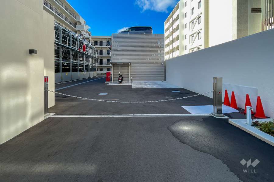 駐車場の出入口（ロボットゲート付き）