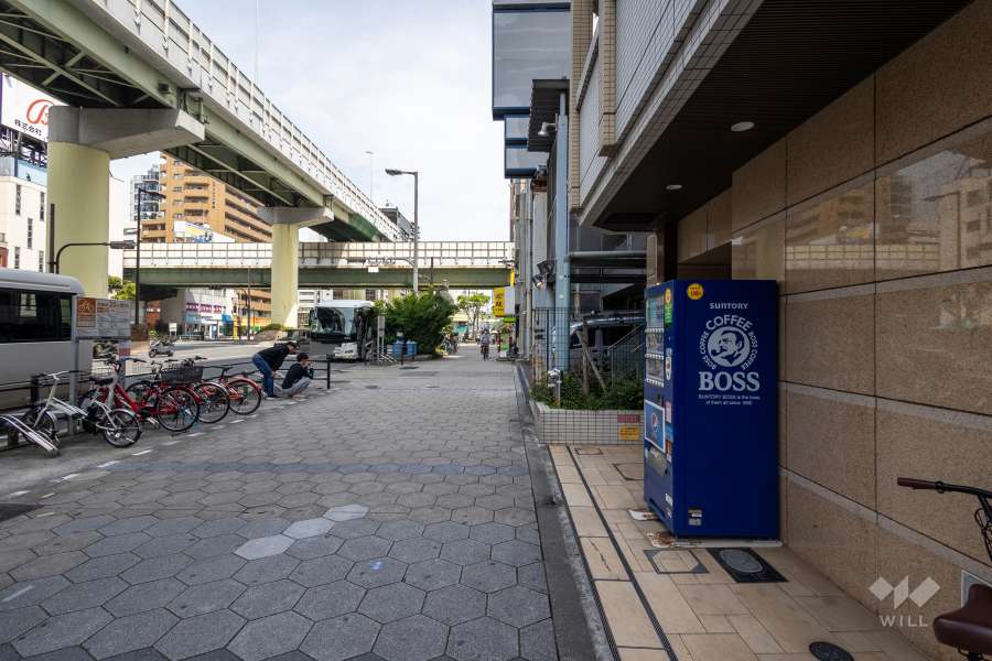 敷地の北側前面道路（西側から）