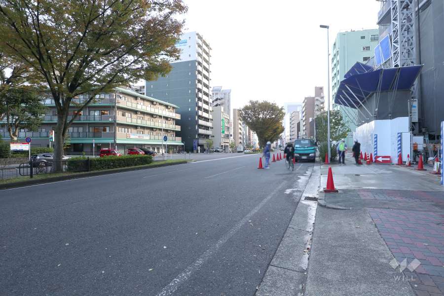 敷地東側の前面道路（北側から）
