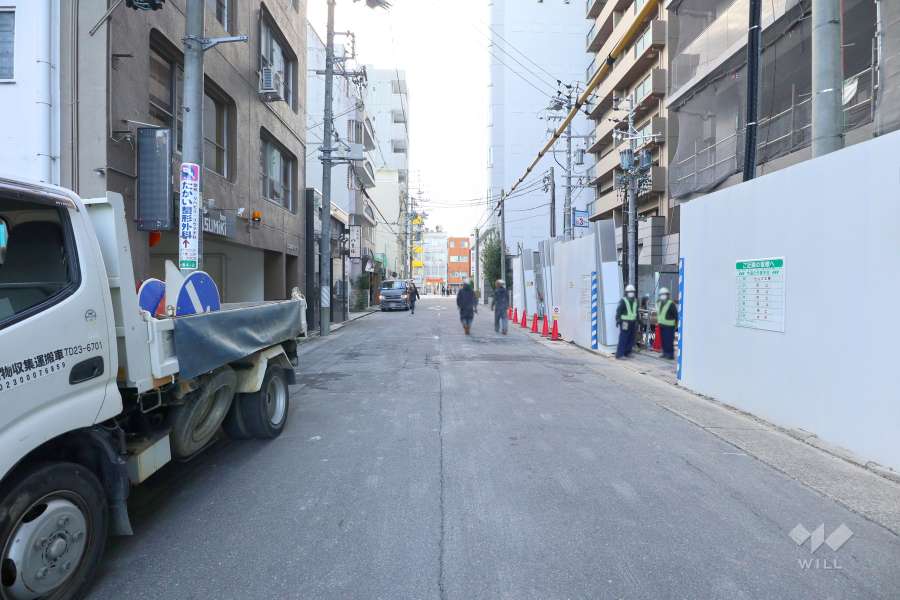 敷地南側の前面道路（東側側から）