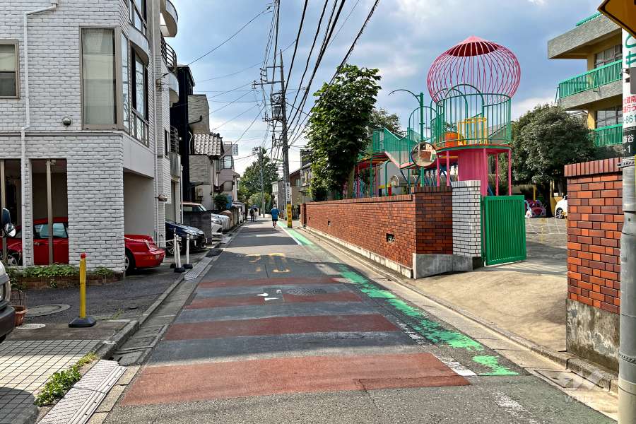 敷地の北側前面道路（東側から）