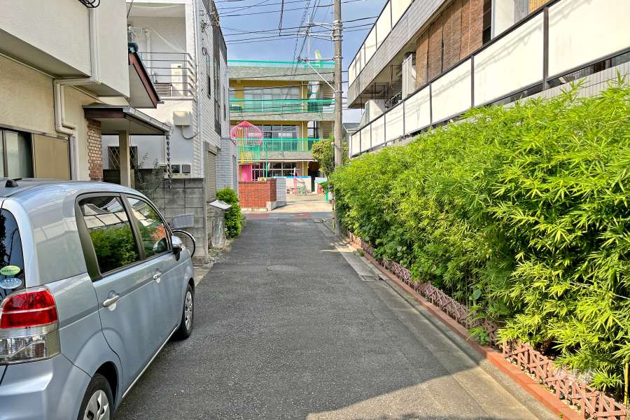 敷地の西側前面道路（南側から）