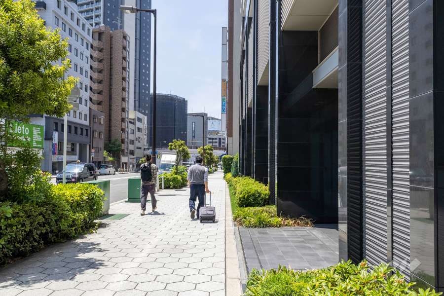 敷地の南側前面道路（東側から）