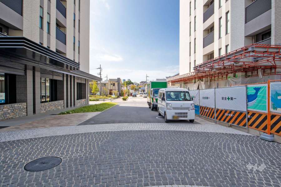 敷地南西側の前面道路（南東側から）