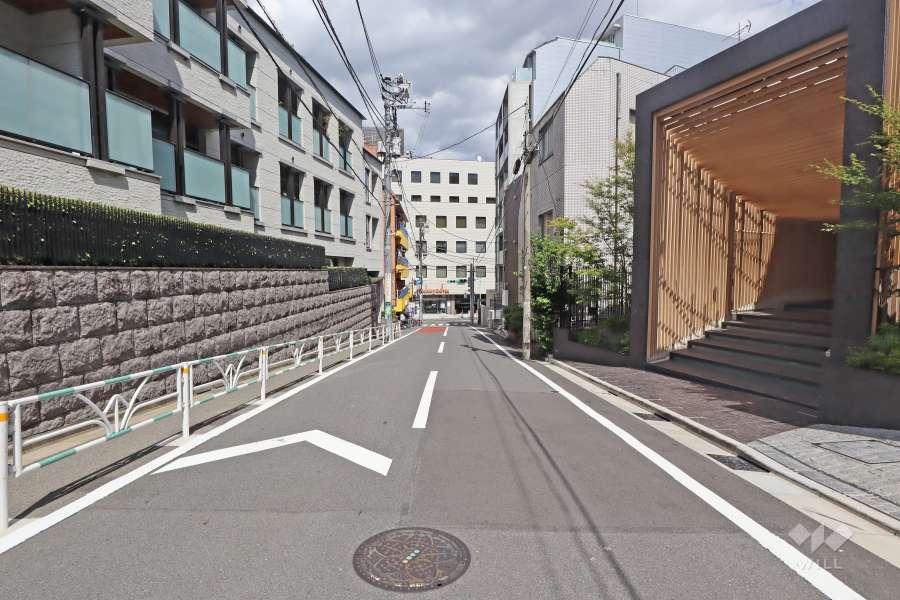 敷地北側の前面道路（西側から）