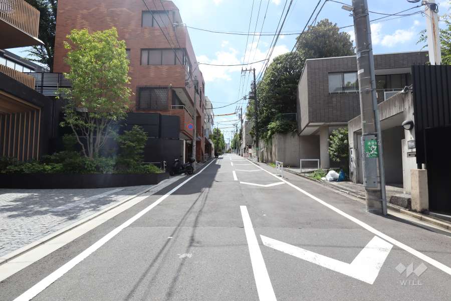 敷地北側の前面道路（東側から）