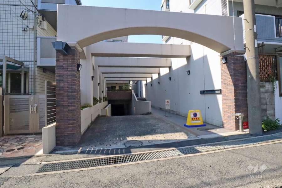 敷地入り口　
