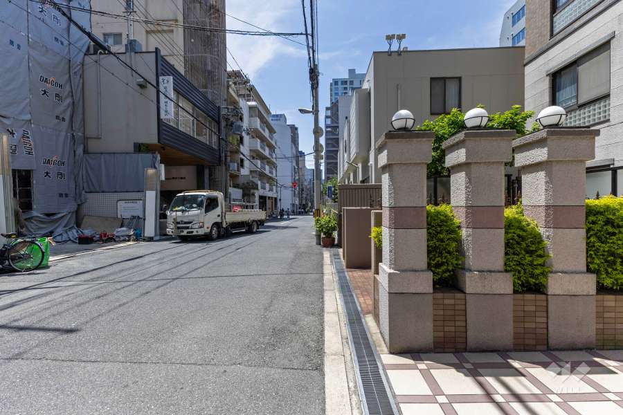 敷地南側の前面道路（東側から）