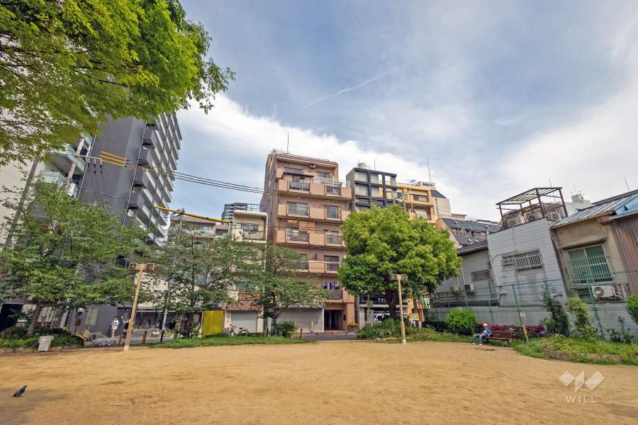 『黒門公園』に隣接しています。