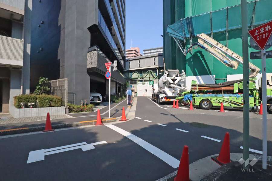 敷地南東側の前面道路（南西側から）