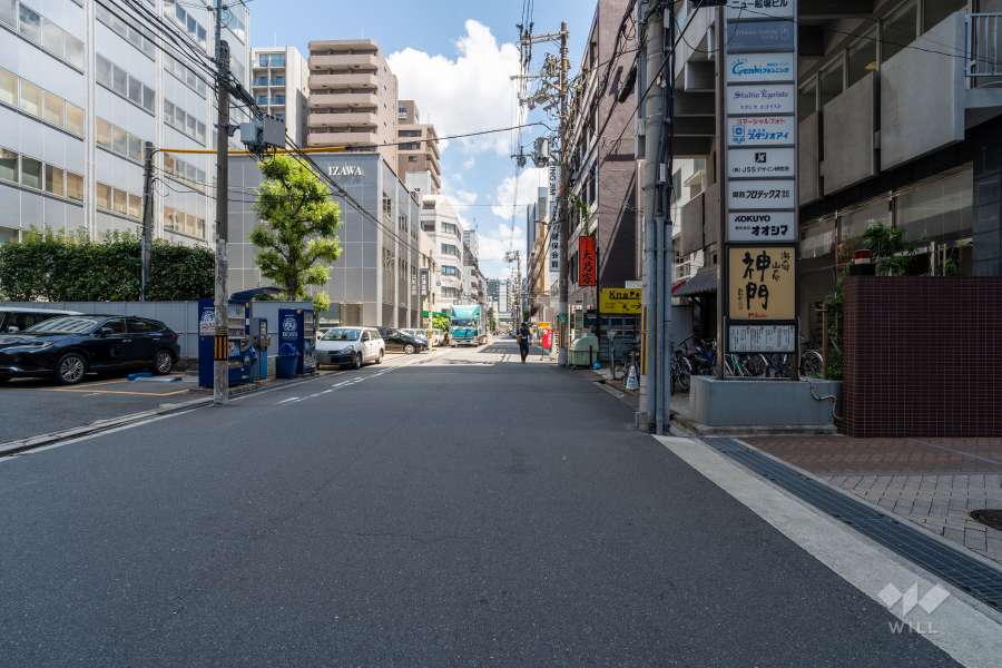 敷地南側の前面道路（西側から）